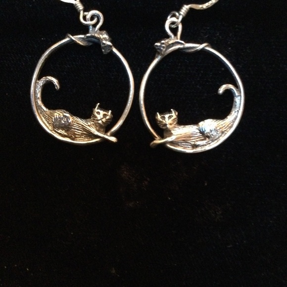 STERLING SILVER WIRE HOOPS (.925): LOUNGING CAT/PEERING MOUSE - Picture 3 of 3